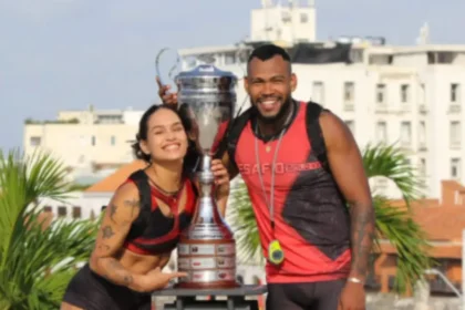 Zambrano y Miryan celebrando su victoria en la final del Desafío Siglo XXI 2026, con la copa en Cartagena al atardecer