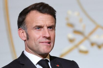 Emmanuel Macron en rueda de prensa explicando las 4 medidas urgentes para salvar a Europa de la dependencia de EE.UU. y China en tecnología y comercio