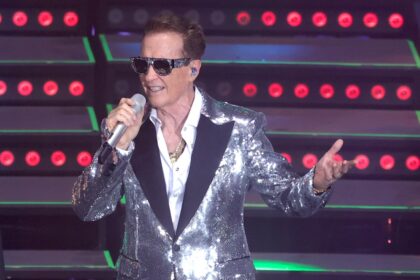 Cantante Emmanuel sonríe en recuperación tras episodio de vértigo que canceló su show en Two'r Amigos
