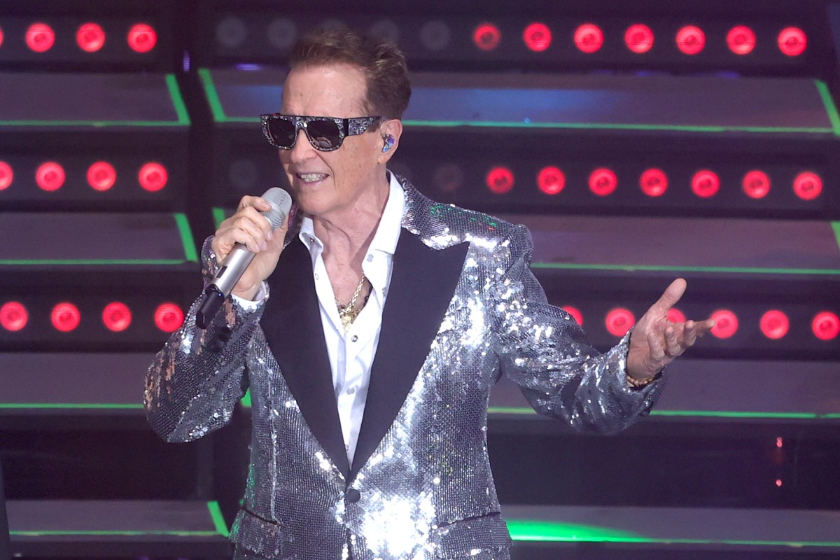 Cantante Emmanuel sonríe en recuperación tras episodio de vértigo que canceló su show en Two'r Amigos