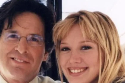 Hilary Duff y Robert Carradine en una escena emotiva de Lizzie McGuire, recordando su papel como padre e hija en la serie