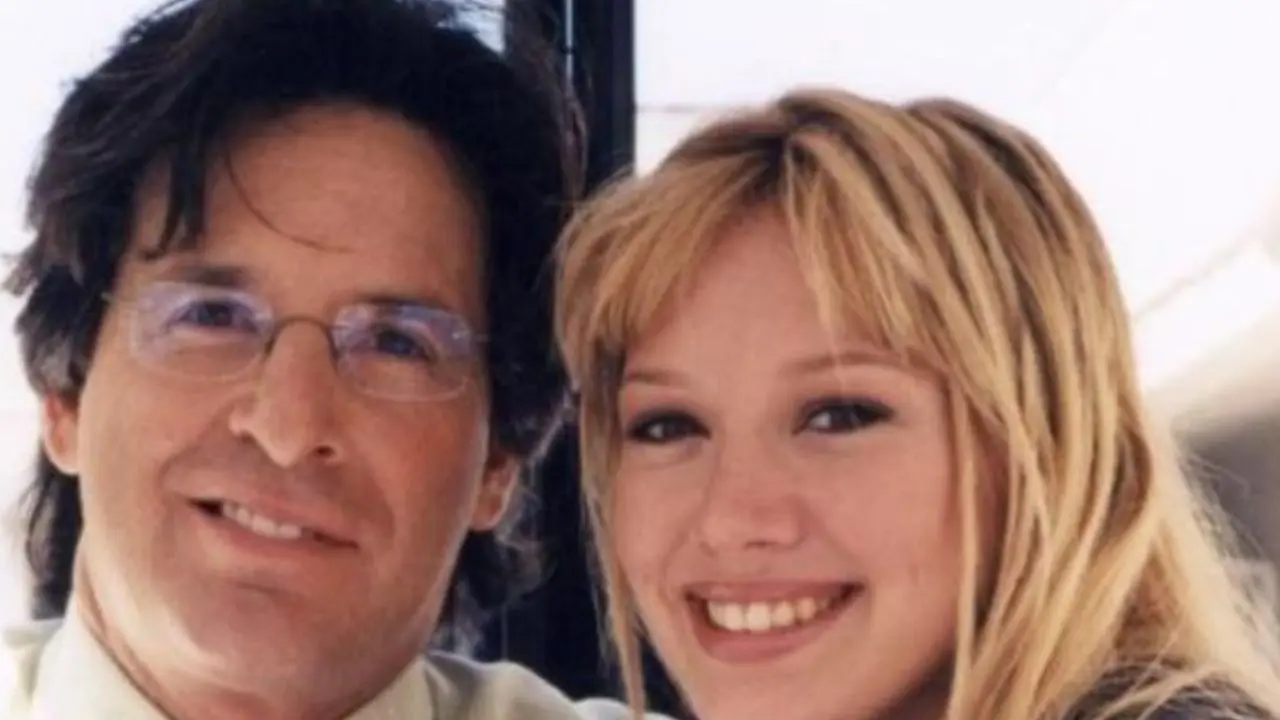 Hilary Duff y Robert Carradine en una escena emotiva de Lizzie McGuire, recordando su papel como padre e hija en la serie
