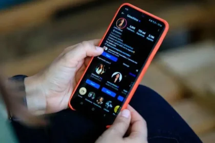 Niño usando un teléfono con expresión de ansiedad mientras el fondo muestra iconos de redes sociales y un reloj que simboliza el tiempo excesivo de uso