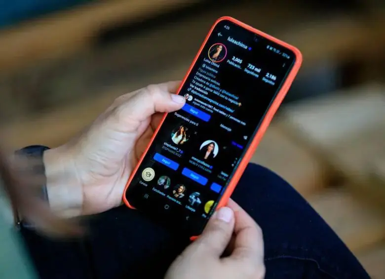 Niño usando un teléfono con expresión de ansiedad mientras el fondo muestra iconos de redes sociales y un reloj que simboliza el tiempo excesivo de uso