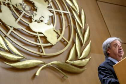Grupo de 40 expertos internacionales analizando riesgos y oportunidades de la inteligencia artificial en un panel científico de la ONU