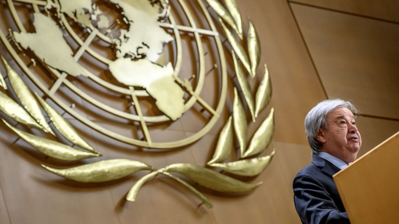 Grupo de 40 expertos internacionales analizando riesgos y oportunidades de la inteligencia artificial en un panel científico de la ONU