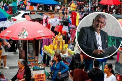 Empresario revisando planilla de empleados con gráficos de reducción de personal por aumento del salario mínimo en 2026