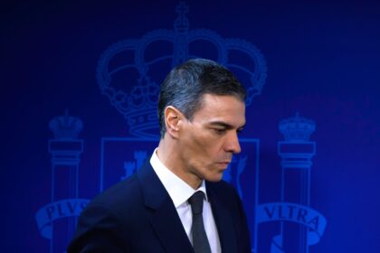 Captura de pantalla de alerta digital mostrando cifras de contenidos falsos con IA que afectan a menores en redes sociales
