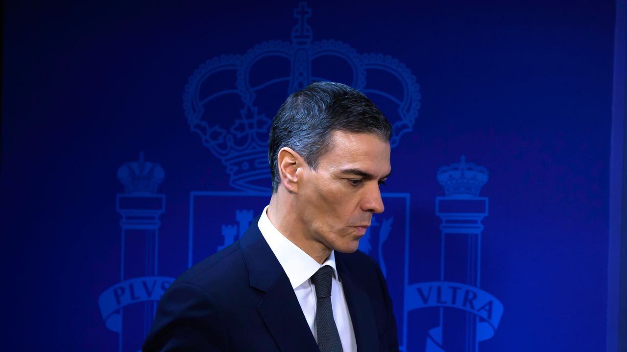 Captura de pantalla de alerta digital mostrando cifras de contenidos falsos con IA que afectan a menores en redes sociales