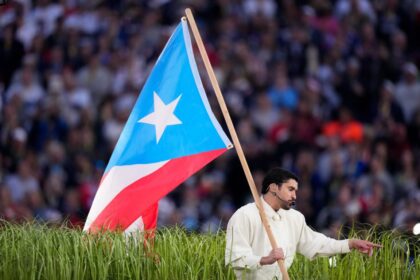 Gabriela Berlingeri en posición privilegiada cerca del escenario del Super Bowl 2024, capturando el show de Bad Bunny con su cámara