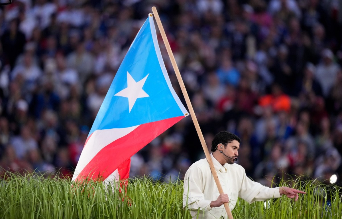 Gabriela Berlingeri en posición privilegiada cerca del escenario del Super Bowl 2024, capturando el show de Bad Bunny con su cámara