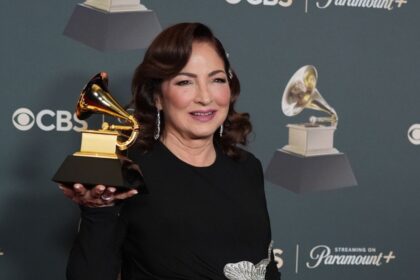 Gloria Estefan en el escenario de Viña del Mar 2026 alzando la voz contra las redadas del ICE con un micrófono en mano