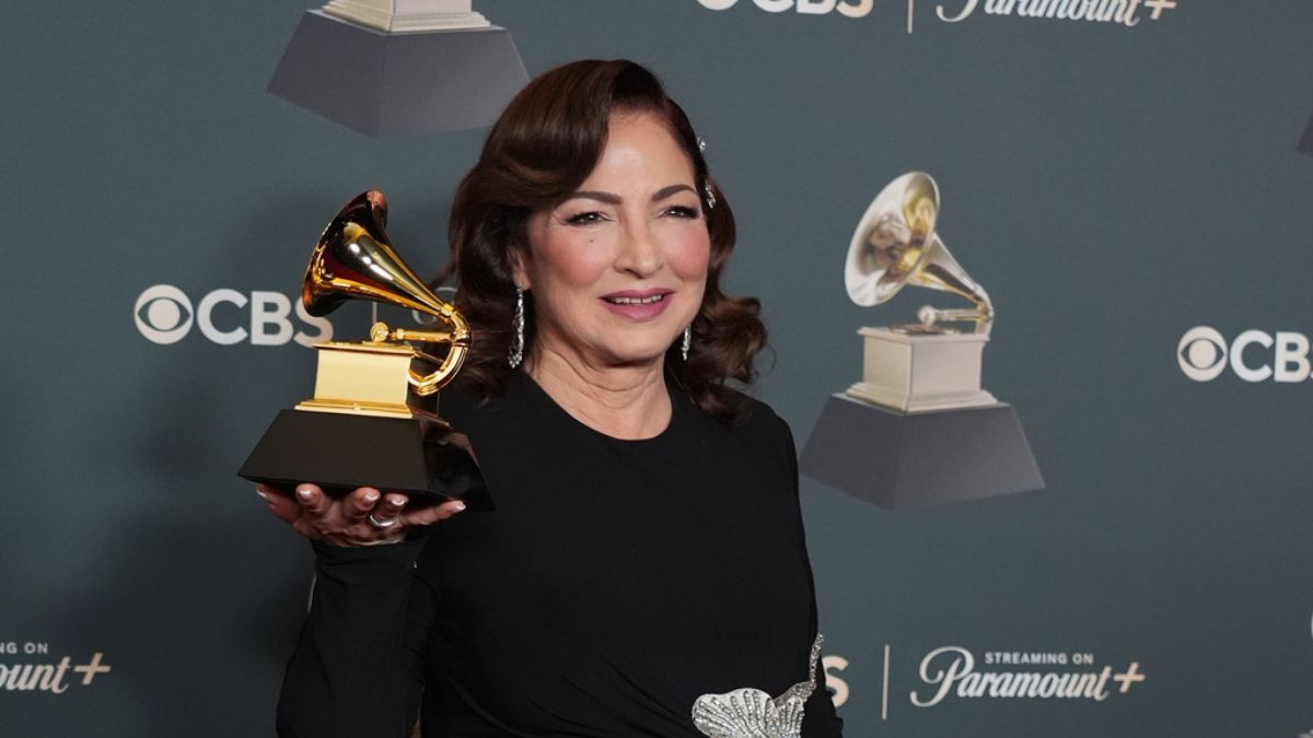 Gloria Estefan en el escenario de Viña del Mar 2026 alzando la voz contra las redadas del ICE con un micrófono en mano