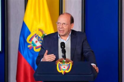 Ministro de Hacienda y presidentes de bancos en reunión tensa por decreto de inversiones forzosas que busca recaudar $8 billones