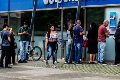 Gráfico comparativo mostrando el traslado de $25 billones de AFP a Colpensiones con impacto en rendimientos y estabilidad financiera