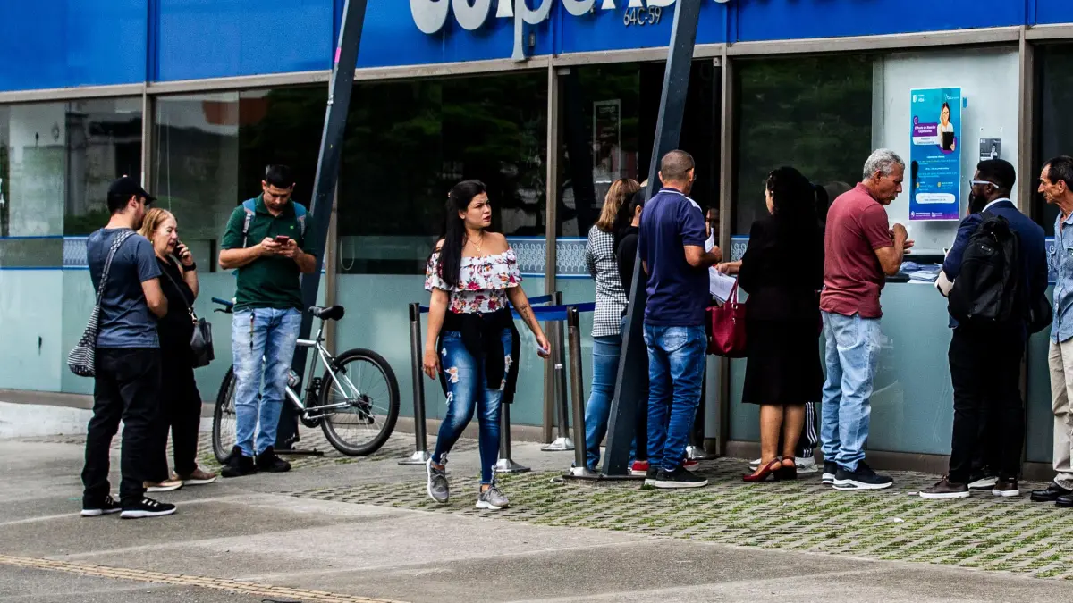 Gráfico comparativo mostrando el traslado de $25 billones de AFP a Colpensiones con impacto en rendimientos y estabilidad financiera