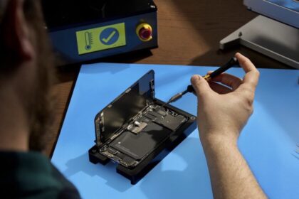 Smartphone con batería de silicio-carbono de 10.000mAh mostrando su estructura interna reforzada con jaulas de acero para evitar expansiones peligrosas