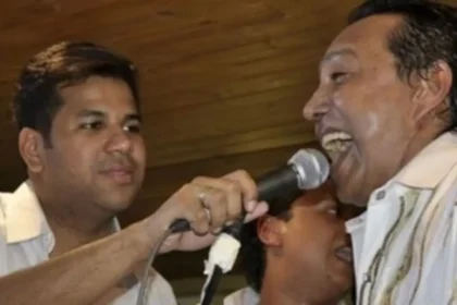 Diomedes Dionisio Díaz en la Clínica Simón Bolívar con equipo médico, bajo observación por cálculos renales y afecciones hepáticas