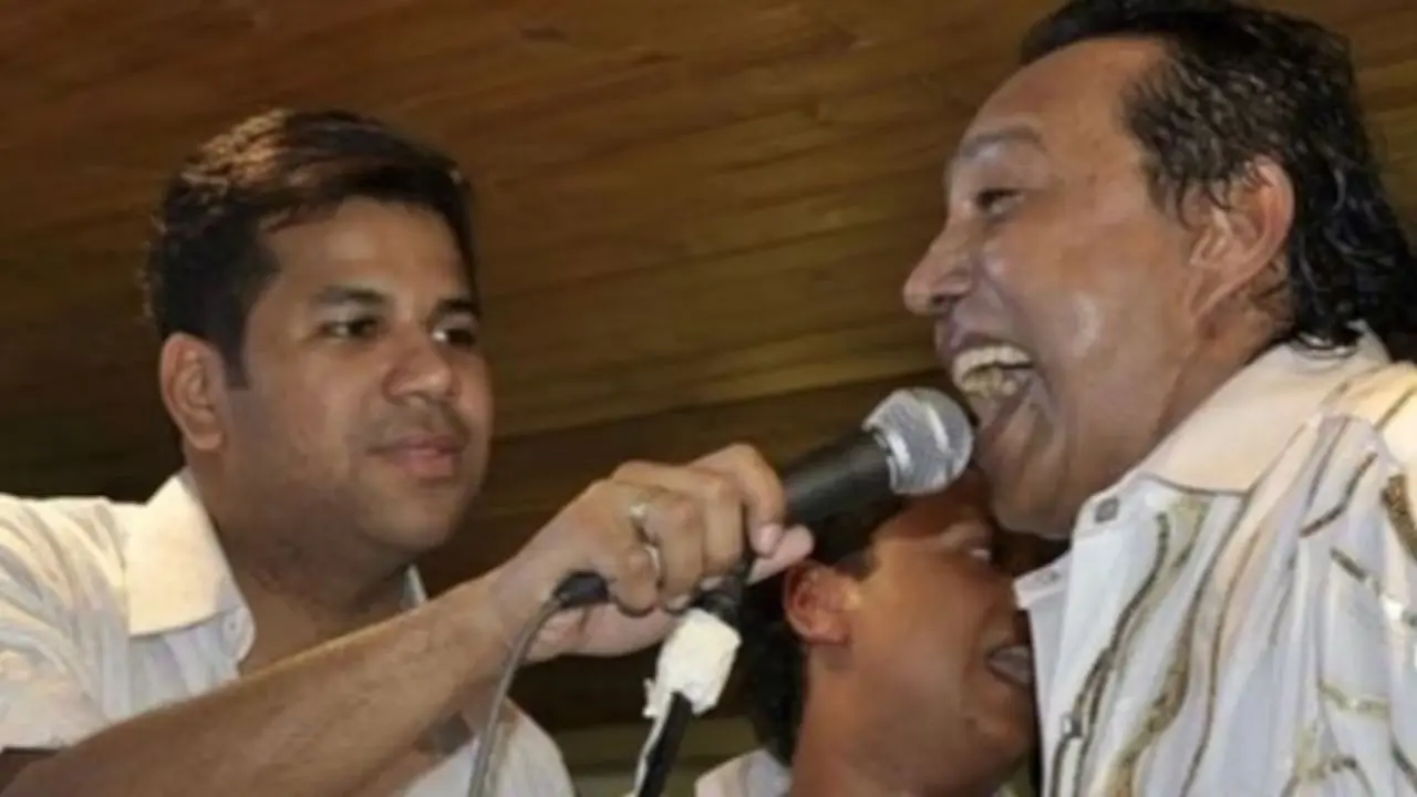 Diomedes Dionisio Díaz en la Clínica Simón Bolívar con equipo médico, bajo observación por cálculos renales y afecciones hepáticas