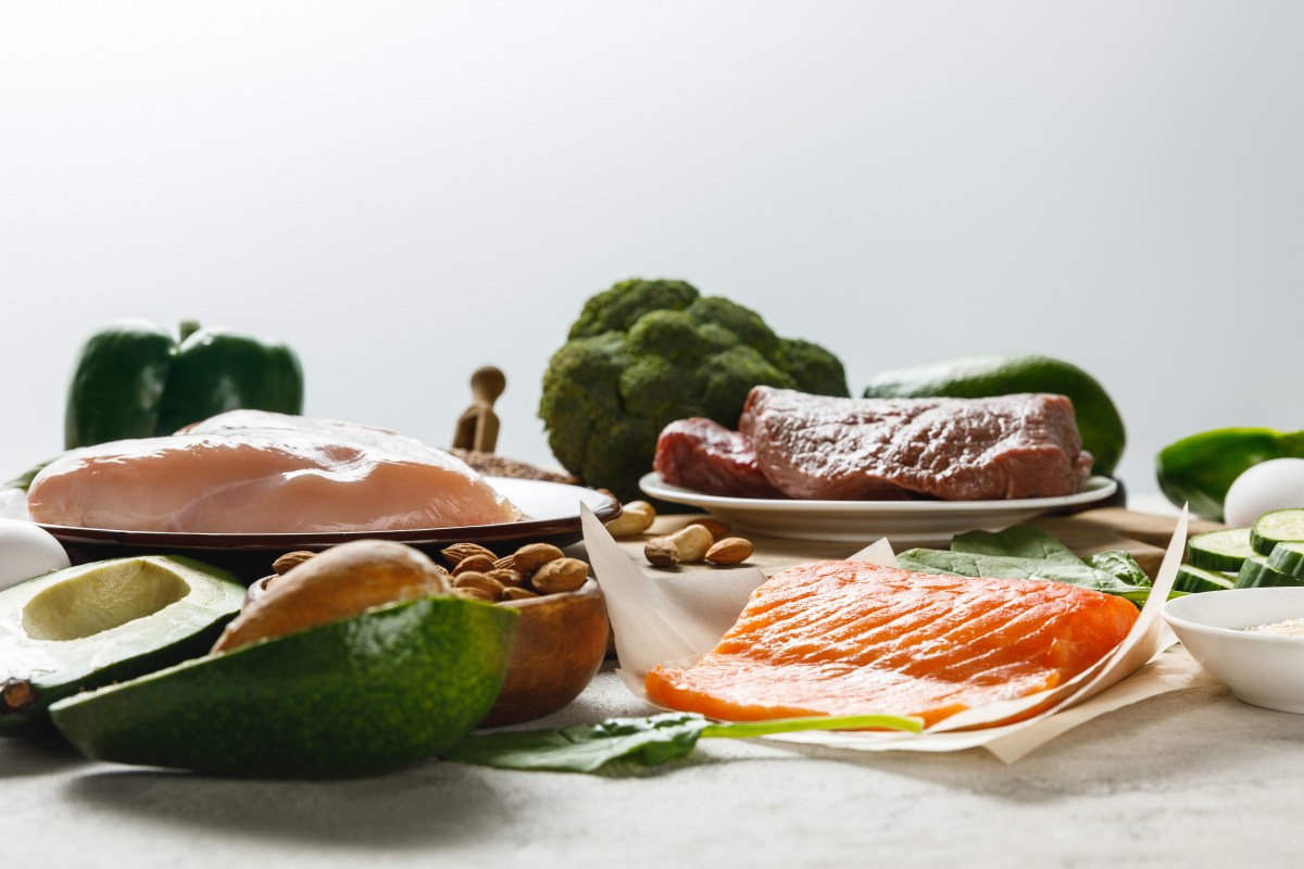 Plato con papa cocida, avena, huevos y legumbres, alimentos saciantes ricos en fibra y proteína para controlar el hambre sin exceso de calorías