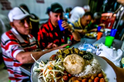 Gráfico comparativo de alzas en precios de comidas en restaurantes y transporte urbano en Colombia durante enero 2026, con datos del Dane