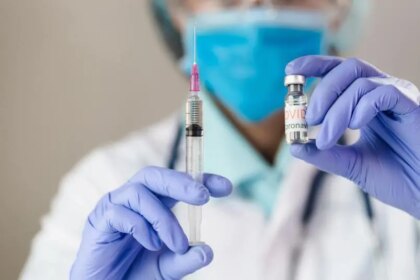 Gráfico de niveles de anticuerpos IgG anti-SARS-CoV-2 en adultos mayores y trabajadores de salud, mostrando disminución entre 6 y 12 meses postvacunación