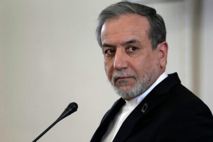 Ministro iraní Abás Araqchí en rueda de prensa declarando que el uranio enriquecido no saldrá de Irán bajo presión de EE.UU.