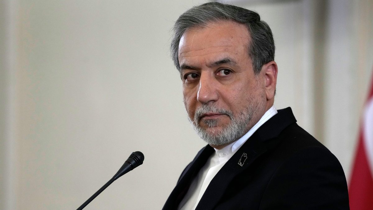 Ministro iraní Abás Araqchí en rueda de prensa declarando que el uranio enriquecido no saldrá de Irán bajo presión de EE.UU.