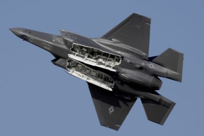 Dron militar Shahed-129 de Irán volando sobre el mar Arábigo antes de ser derribado por un caza F-35 estadounidense