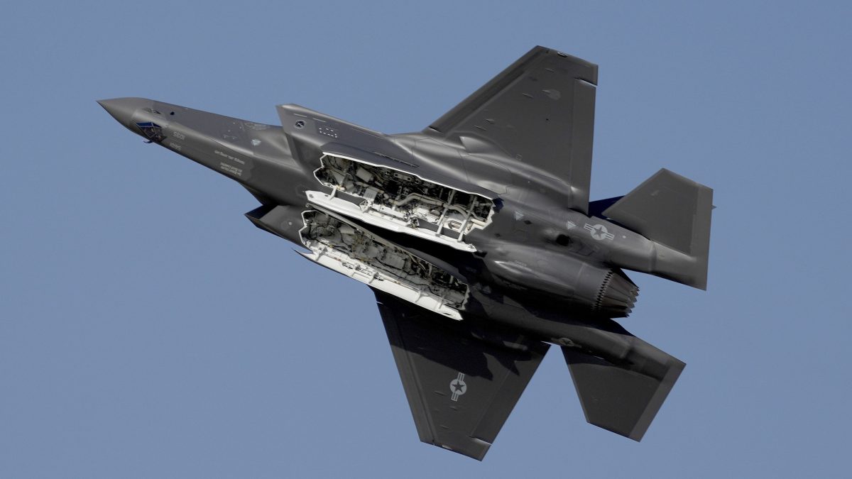 Dron militar Shahed-129 de Irán volando sobre el mar Arábigo antes de ser derribado por un caza F-35 estadounidense