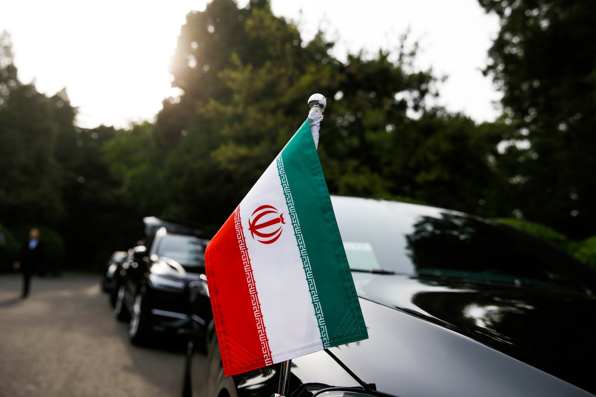 Delegación iraní entregando documento diplomático a mediadores omaníes para negociar programa nuclear y evitar conflicto con EE.UU. en el Golfo Pérsico