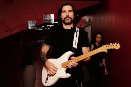 Juanes en el escenario con guitarra durante su gira mundial 2026, fusionando cumbia y rock en un espectáculo lleno de energía colombiana