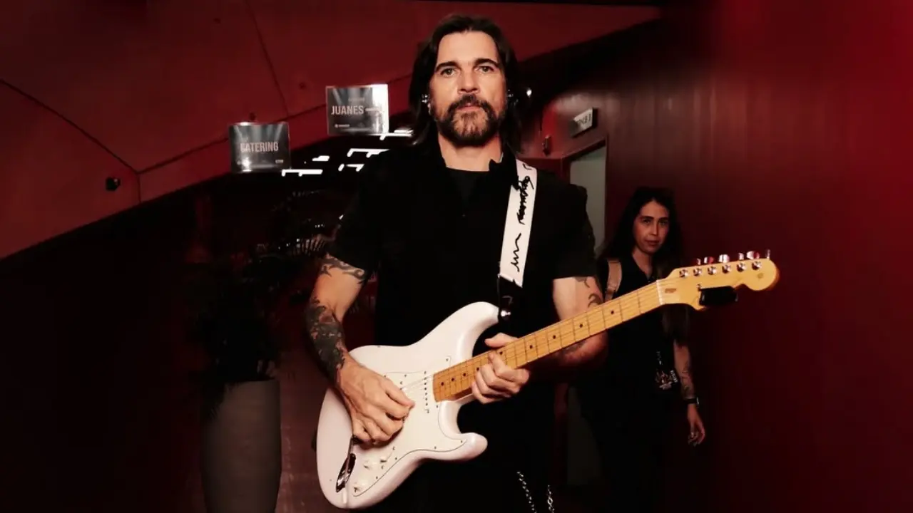 Juanes en el escenario con guitarra durante su gira mundial 2026, fusionando cumbia y rock en un espectáculo lleno de energía colombiana