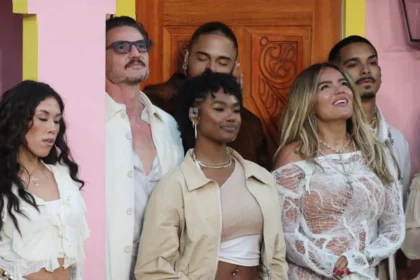Bad Bunny y Karol G frente a la réplica de una casita puertorriqueña en el escenario del Super Bowl 2026, rodeados de banderas latinas y luces vibrantes