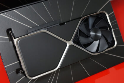 Tarjeta gráfica con módulos de memoria GDDR7 agotados por demanda de IA, dejando a gamers sin actualizaciones en 2026