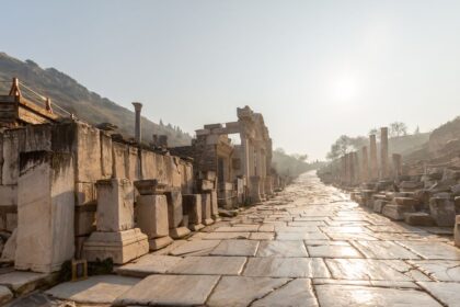Tablero de piedra caliza con surcos diagonales del juego romano Ludus Coriovalli, analizado con escáneres 3D e IA para revelar sus reglas antiguas