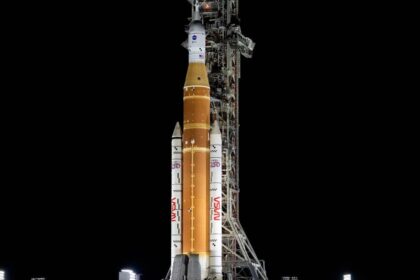 Cohete SLS de la NASA durante ensayo de carga de combustible con fuga de hidrógeno líquido en la etapa central