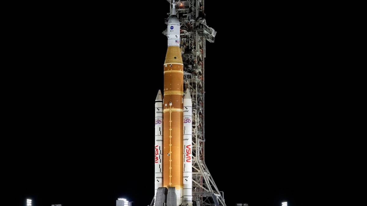 Cohete SLS de la NASA durante ensayo de carga de combustible con fuga de hidrógeno líquido en la etapa central