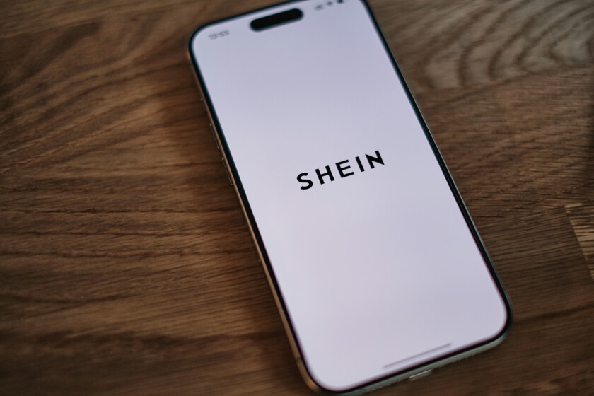 Pantalla de app con alerta de investigación europea por productos ilegales y diseño adictivo en plataforma de moda rápida