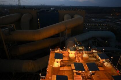 Técnicos revisando paneles de control de una central eólica tras un ciberataque ruso que afectó a 30 instalaciones energéticas en Polonia