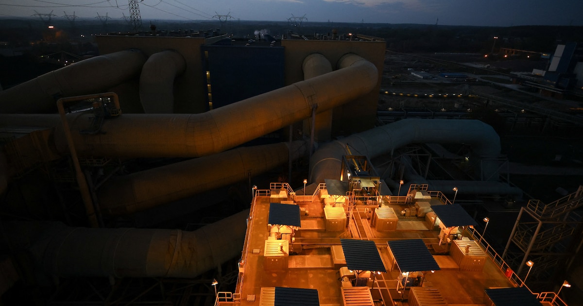 Técnicos revisando paneles de control de una central eólica tras un ciberataque ruso que afectó a 30 instalaciones energéticas en Polonia