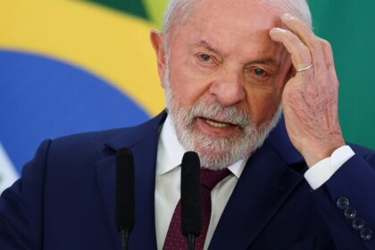 Gráfico comparativo de la deuda pública de Brasil frente al PIB, con proyección al 99% para 2030 y análisis de impacto económico