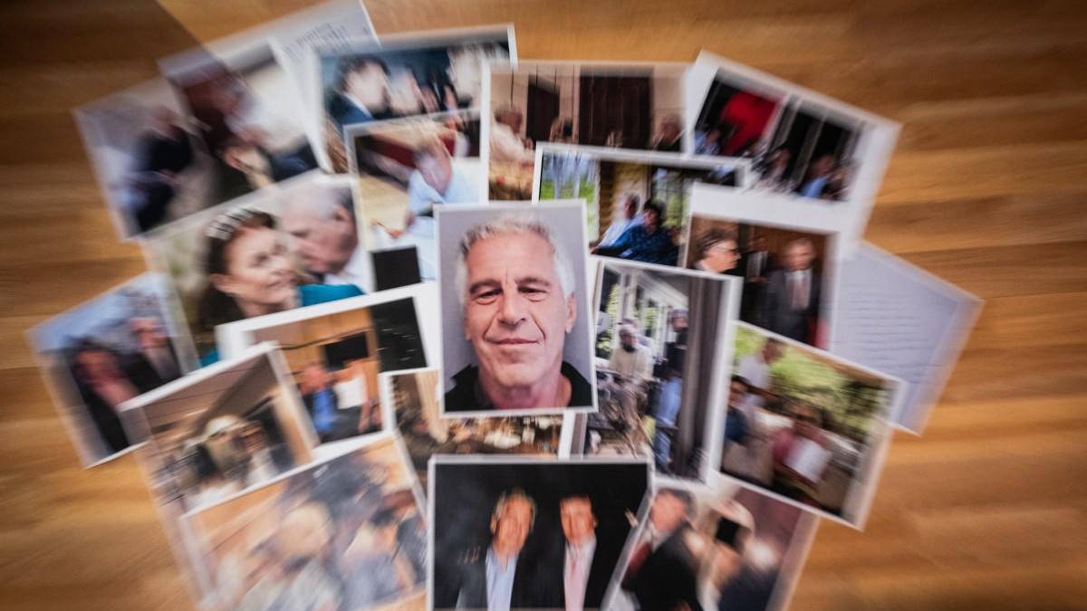 Portada de documentos judiciales con nombres de magnates tecnológicos como Gates y Musk en los archivos de Epstein filtrados por el Departamento de Justicia