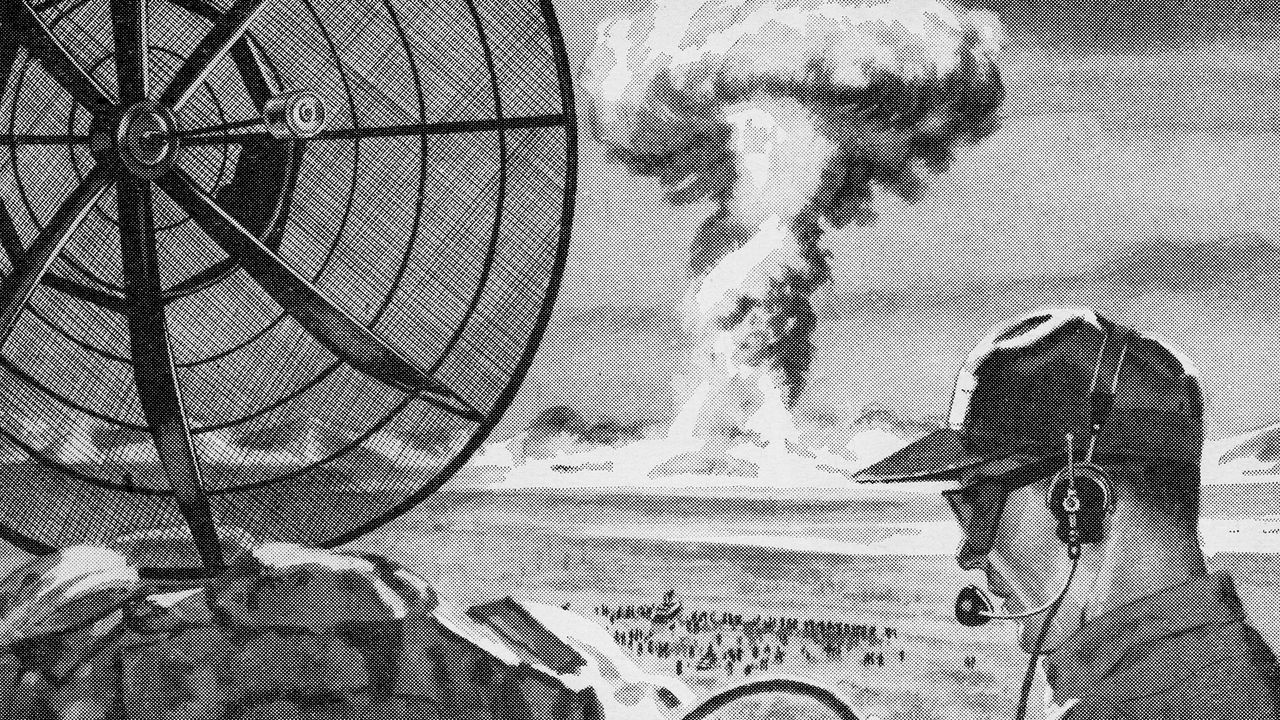 Satélite orbitando la Tierra para monitorear silos de misiles nucleares con inteligencia artificial, mostrando datos de verificación en tiempo real