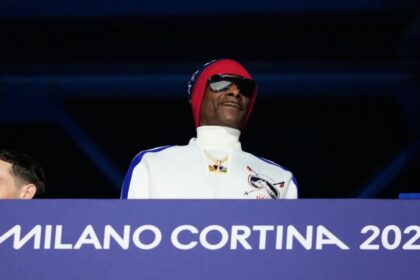 Snoop Dogg entrenando con mancuernas y técnica precisa en un gimnasio, combinando fuerza y boxeo para mantener su forma física a los 54 años