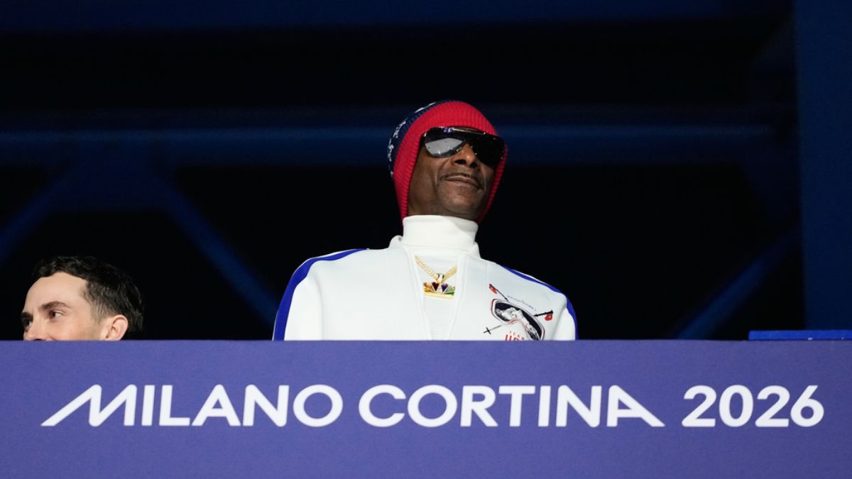 Snoop Dogg entrenando con mancuernas y técnica precisa en un gimnasio, combinando fuerza y boxeo para mantener su forma física a los 54 años