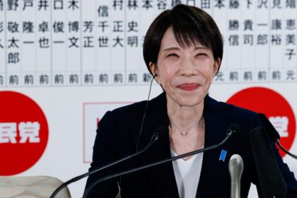 Sanae Takaichi, primera ministra de Japón, en un discurso sobre reformas económicas y demográficas ante el parlamento