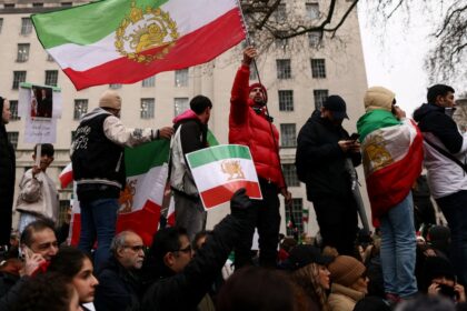 Manifestantes en Teherán con banderas monárquicas y escombros tras enfrentamientos con fuerzas del régimen teocrático