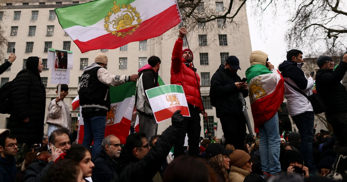 Manifestantes en Teherán con banderas monárquicas y escombros tras enfrentamientos con fuerzas del régimen teocrático