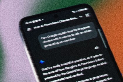 Persona revisando en pantalla un resumen de IA con números de teléfono sospechosos, alerta por posible fraude bancario